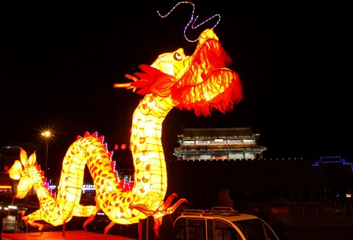 Đèn lồng khổng lồ hình rồng được trưng bày tại quận Xuanhua, thành phố Trương Gia Khẩu, tỉnh Hà Bắc, miền bắc Trung Quốc ngày 21/2. THX/TTXVN