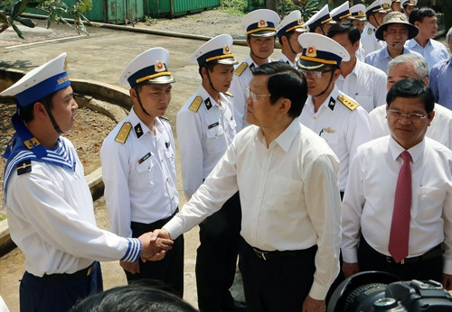 Chủ tịch nước Trương Tấn Sang thăm cán bộ, chiến sĩ Trạm Ra đa 18 (Bộ tư lệnh Hải quân) đâng làm nhiệm vụ trên đảo Lý Sơn. Ảnh: Nguyễn Khang – TTXVN Chủ tịch nước Trương Tấn Sang thăm cán bộ, chiến sĩ Trạm Ra đa 18 (Bộ tư lệnh Hải quân) đâng làm nhiệm vụ trên đảo Lý Sơn. Ảnh: Nguyễn Khang – TTXVN