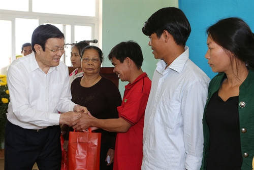 Chủ tịch nước Trương Tấn Sang tặng quà cho các hộ gia đình chính sách và hộ nghèo ở xã An Hải, huyện đảo Lý Sơn. Ảnh: Nguyễn Khang – TTXVN Chủ tịch nước Trương Tấn Sang tặng quà cho các hộ gia đình chính sách và hộ nghèo ở xã An Hải, huyện đảo Lý Sơn. Ảnh: Nguyễn Khang – TTXVN