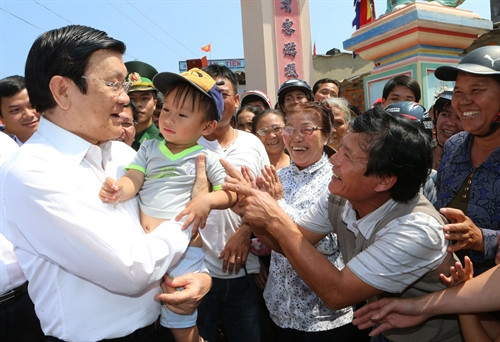 Chủ tịch nước Trương Tấn Sang thăm hỏi nhân dân huyện đảo Lý Sơn. Ảnh: Nguyễn Khang – TTXVN Chủ tịch nước Trương Tấn Sang thăm hỏi nhân dân huyện đảo Lý Sơn. Ảnh: Nguyễn Khang – TTXVN