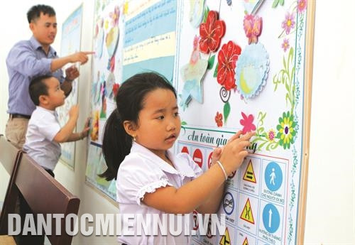 Thầy giáo Lê Xuân Quyết hướng dẫn các em học sinh tìm hiểu an toàn giao thông bằng giáo cụ trực quan sinh động Thầy giáo Lê Xuân Quyết hướng dẫn các em học sinh tìm hiểu an toàn giao thông bằng giáo cụ trực quan sinh động