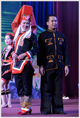 Trình diễn trang phục cô dâu dân tộc Dao Thanh Phán của đoàn Quảng Ninh