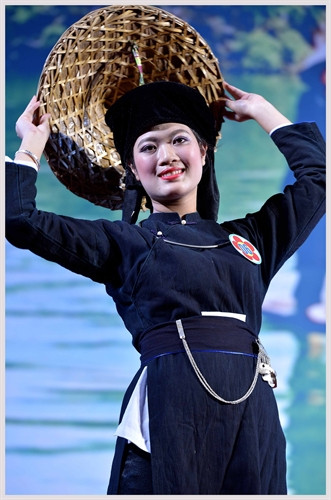 Trinh diễn trang phục dân tộc Tày, tỉnh Cao Bằng