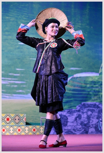 Trình diễn trang phục dân tộc Giấy, huyện Đồng Văn, Hà Giang