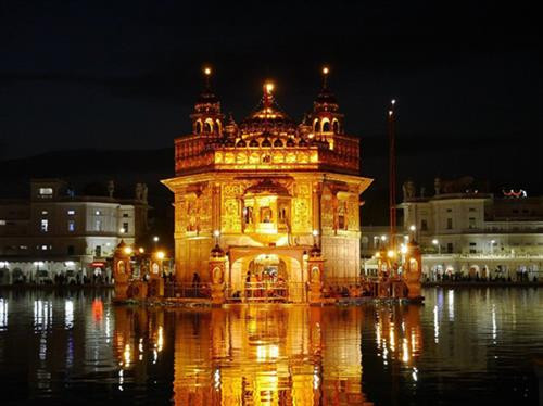 Sri Harmandir Sahib (Đền Vàng) là nơi cầu nguyện linh thiêng nhất của người theo đạo Sikh, tọa lạc tại thành phố Amritsar, Punjab, Ấn Độ. Được dựng lên từ năm 1577 và tu bổ năm 1764, tầng trên của ngôi đền được dát đến 750kg vàng ròng, phần trần cũng được làm từ vàng và đá quý.