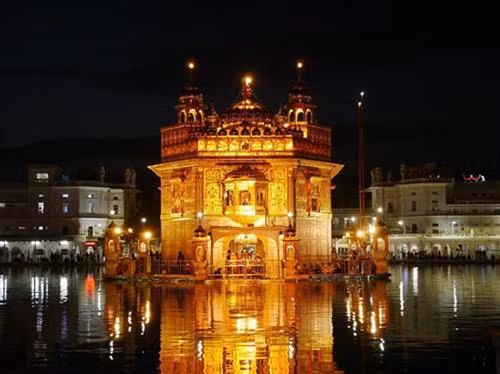 Sri Harmandir Sahib (Đền Vàng) là nơi cầu nguyện linh thiêng nhất của người theo đạo Sikh, tọa lạc tại thành phố Amritsar, Punjab, Ấn Độ. Được dựng lên từ năm 1577 và tu bổ năm 1764, tầng trên của ngôi đền được dát đến 750kg vàng ròng, phần trần cũng được làm từ vàng và đá quý. Sri Harmandir Sahib (Đền Vàng) là nơi cầu nguyện linh thiêng nhất của người theo đạo Sikh, tọa lạc tại thành phố Amritsar, Punjab, Ấn Độ. Được dựng lên từ năm 1577 và tu bổ năm 1764, tầng trên của ngôi đền được dát đến 750kg vàng ròng, phần trần cũng được làm từ vàng và đá quý.