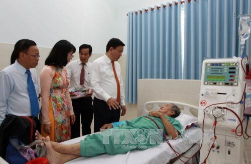 Đồng chí Đinh La Thăng, Ủy viên Bộ Chính trị, Bí thư Thành ủy Thành phố Hồ Chí Minh thăm hỏi bệnh nhân. Ảnh: Phương Vy-TTXVN. Đồng chí Đinh La Thăng, Ủy viên Bộ Chính trị, Bí thư Thành ủy Thành phố Hồ Chí Minh thăm hỏi bệnh nhân. Ảnh: Phương Vy-TTXVN.