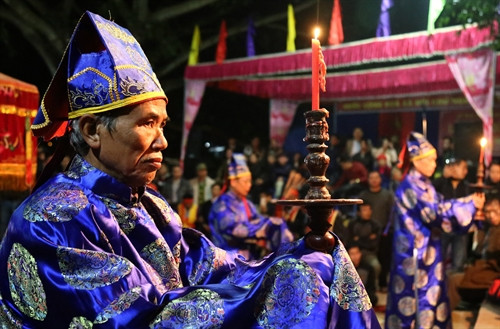 Các cụ cao niên trong làng thực hiện nghi thức tế lễ.