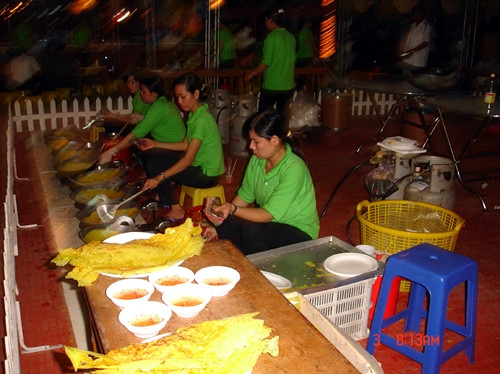 Chuẩn bị bánh xèo và nước chấm phục vụ thực khách