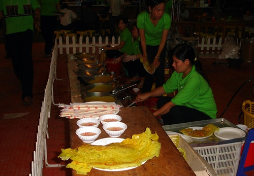 Bánh xèo chuẩn bị ra bàn