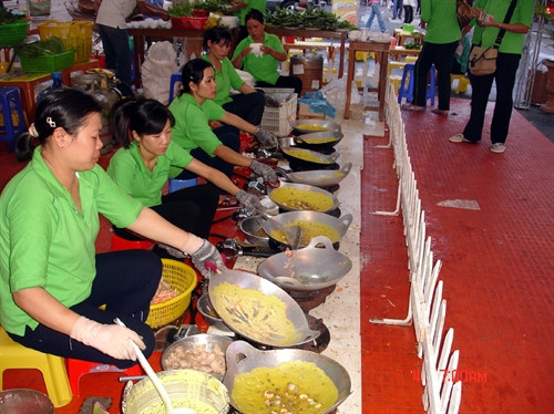 Cho bột vào chảo