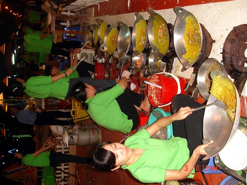 Bánh chín cho nhân vào giữa xếp lại thành hình bán nguyệt