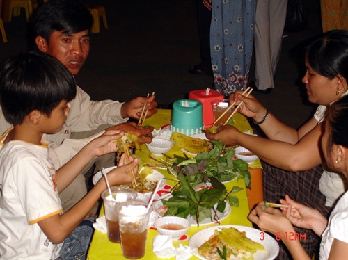 Dùng bánh xèo đi kèm với nhiều loại rau xanh