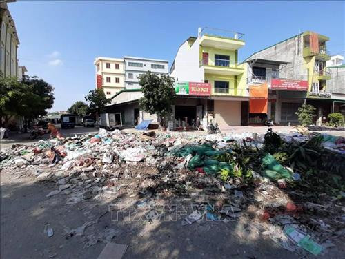 Rác thải chất đống tại khu vực sau chợ Vinh, đoạn ngã tư số 4, khu đô thị Long Châu, phường Vinh Tân. Ảnh: Tá Chuyên - TTXVN Rác thải chất đống tại khu vực sau chợ Vinh, đoạn ngã tư số 4, khu đô thị Long Châu, phường Vinh Tân. Ảnh: Tá Chuyên - TTXVN