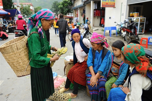Ít có vật dụng nào gần gũi và gắn bó với người Mông như chiếc quẩy tấu. Ít có vật dụng nào gần gũi và gắn bó với người Mông như chiếc quẩy tấu.