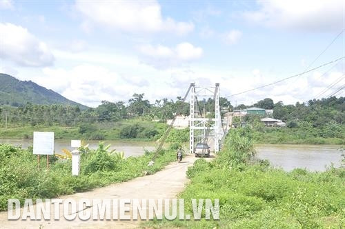 Công tác chăm lo gia đình chính sách được tỉnh Kon Tum đặc biệt quan tâm. Trong ảnh: Bàn giao nhà cho bà Y Beng, người Xê-đăng ở xã Văn Lem, huyện Đăk Tô. Ảnh: Văn Phương Cầu treo bắc qua sông Đăk Psi, huyện Đăk Hà giúp người Xê-đăng đi lại, buôn bán thuận tiện. Ảnh: Văn Phương