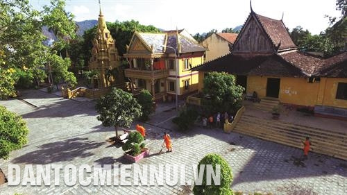 Tổng thể một ngôi chùa Khmer thường bao gồm: cổng chùa, tường rào, ngôi chính điện, tháp đựng cốt, tăng xá... Tổng thể một ngôi chùa Khmer thường bao gồm: cổng chùa, tường rào, ngôi chính điện, tháp đựng cốt, tăng xá...