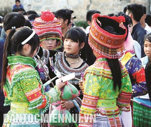 Mặc cho núi đá tai mèo lởm chởm, đồng bào đến với Chợ tình Khâu Vai để tìm về một cuộc tình vẫn còn dang dở