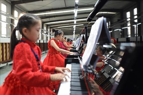 Các nghệ sĩ piano nhí chơi đàn tại buổi hòa nhạc gây quỹ từ thiện ở Hà Bắc, Trung Quốc ngày 6/10/2018. Ảnh: THX/TTXVN Các nghệ sĩ piano nhí chơi đàn tại buổi hòa nhạc gây quỹ từ thiện ở Hà Bắc, Trung Quốc ngày 6/10/2018. Ảnh: THX/TTXVN