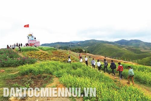 Khu du lịch Pha Đin Pass được xây dựng trên đèo Pha Đin, giờ trở thành điểm đến hấp dẫn du khách. Ảnh: Phan Tuấn Anh Đặt chân lên đỉnh đèo Pha Đin ở độ cao hơn 1.000 m, du khách cảm nhận trọn vẹn vẻ đẹp hùng vĩ của núi rừng Tây Bắc. Ảnh: Phan Tuấn Anh Các đôi bạn trẻ yêu nhau thường lên đây để ngắm hoàng hôn từ đỉnh đèo. Ảnh: Phan Tuấn Anh Trẻ em dân tộc vui chơi tại Khu du lịch Pha Đin Pass. Ảnh: Phan Tuấn Anh