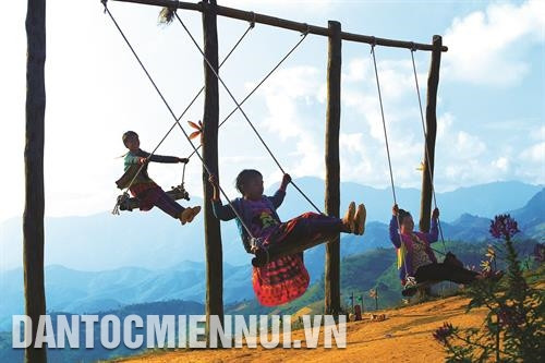 Khu du lịch Pha Đin Pass được xây dựng trên đèo Pha Đin, giờ trở thành điểm đến hấp dẫn du khách. Ảnh: Phan Tuấn Anh Đặt chân lên đỉnh đèo Pha Đin ở độ cao hơn 1.000 m, du khách cảm nhận trọn vẹn vẻ đẹp hùng vĩ của núi rừng Tây Bắc. Ảnh: Phan Tuấn Anh Các đôi bạn trẻ yêu nhau thường lên đây để ngắm hoàng hôn từ đỉnh đèo. Ảnh: Phan Tuấn Anh Trẻ em dân tộc vui chơi tại Khu du lịch Pha Đin Pass. Ảnh: Phan Tuấn Anh