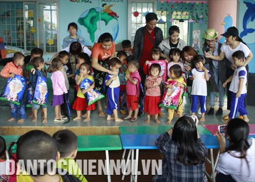 Trao quà cho các em nhỏ tại điểm trường mầm non Hoa Ban - Đội 2 (thôn Tân Bình, xã Đắk Ngo, Tuy Đức, Đắk Nông) Trao quà cho các em nhỏ tại điểm trường mầm non Hoa Ban - Đội 2 (thôn Tân Bình, xã Đắk Ngo, Tuy Đức, Đắk Nông)