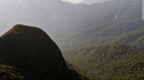 Hãy đến đây để chiêm ngưỡng tượng Phật lớn nhất thế giới. Chỉ mất 30 đi từ đảo Hong Kong, bạn có thể dành 1 ngày ở Lantau để khám phá những thác nước hùng vĩ, những làng chài, bãi biển… Tượng Đại Phật Thiên Tân: Đây là bức tượng Phật ngồi bằng đồng lớn nhất thế giới với chiều cao 34 mét, nặng 250 tấn, mỗi ngày thu hút hàng ngàn lượt người đến thăm quan. Beach House: Có một chuỗi quán cà phê nhìn ra biển, bao gồm Beach House. Tại đây phục vụ các món ăn Địa Trung Hải, chủ yếu là các món hải sản. Được mệnh danh là lá phổi của Hong Kong, Lantau địa hình chủ yếu đồi núi, có những bãi cát trải dài bờ biển và công viên lớn nhất đảo. Gia súc trên đảo nhiều hơn cả taxi: Gần 1.000 con gia súc so với 75 chiếc taxi có trên đảo. Nằm giữa những ngọn núi và các cánh đồng lúa, bãi biển Pui O là sự lựa chọn tuyệt vời cho những người thích tắm nắng, lướt sóng và ngắm những con trâu nước đặc trưng của Lantau. Mavericks: Được mở cửa vào năm 2014, với đồ nội thất “cũ kỹ”, những tấm ván lướt sóng trang trí trên tường và ngay cả đoạn đường trượt băng nhỏ đã nhanh chóng biến Mavericks trở thành điểm đến hấp dẫn ở Lantau. Cắm trại ở Pui O: Một khu cắm trại công cộng gần biển, ngay bên cạnh nó là một doanh nghiệp địa phương cung cấp lều trại, túi ngủ, đồ dùng nấu nướng,… mọi đồ dùng cần thiết cho du khách. Biển Cheung Sha: Gần khu cắm trại là một địa điểm phổ biến để thưởng thức đồ ăn nhẹ và đồ uống. The Stoep: Nằm cách xa bờ biển, The Stoep là một trong những nhà hàng Nam Phi nổi tiếng nhất ở Hong Kong. Hãy đến đây để chiêm ngưỡng tượng Phật lớn nhất thế giới. Chỉ mất 30 đi từ đảo Hong Kong, bạn có thể dành 1 ngày ở Lantau để khám phá những thác nước hùng vĩ, những làng chài, bãi biển… Tượng Đại Phật Thiên Tân: Đây là bức tượng Phật ngồi bằng đồng lớn nhất thế giới với chiều cao 34 mét, nặng 250 tấn, mỗi ngày thu hút hàng ngàn lượt người đến thăm quan. Beach House: Có một chuỗi quán cà phê nhìn ra biển, bao gồm Beach House. Tại đây phục vụ các món ăn Địa Trung Hải, chủ yếu là các món hải sản. Được mệnh danh là lá phổi của Hong Kong, Lantau địa hình chủ yếu đồi núi, có những bãi cát trải dài bờ biển và công viên lớn nhất đảo. Gia súc trên đảo nhiều hơn cả taxi: Gần 1.000 con gia súc so với 75 chiếc taxi có trên đảo. Nằm giữa những ngọn núi và các cánh đồng lúa, bãi biển Pui O là sự lựa chọn tuyệt vời cho những người thích tắm nắng, lướt sóng và ngắm những con trâu nước đặc trưng của Lantau. Mavericks: Được mở cửa vào năm 2014, với đồ nội thất “cũ kỹ”, những tấm ván lướt sóng trang trí trên tường và ngay cả đoạn đường trượt băng nhỏ đã nhanh chóng biến Mavericks trở thành điểm đến hấp dẫn ở Lantau. Cắm trại ở Pui O: Một khu cắm trại công cộng gần biển, ngay bên cạnh nó là một doanh nghiệp địa phương cung cấp lều trại, túi ngủ, đồ dùng nấu nướng,… mọi đồ dùng cần thiết cho du khách. Biển Cheung Sha: Gần khu cắm trại là một địa điểm phổ biến để thưởng thức đồ ăn nhẹ và đồ uống. The Stoep: Nằm cách xa bờ biển, The Stoep là một trong những nhà hàng Nam Phi nổi tiếng nhất ở Hong Kong.