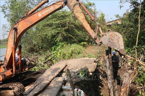 Đắp đập ngăn mặn trên cù lao Tân Phong. Ảnh: Minh Trí - TTXVN Đắp đập ngăn mặn trên cù lao Tân Phong. Ảnh: Minh Trí - TTXVN