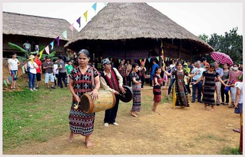 Một lễ hội của người Pa Cô. Một lễ hội của người Pa Cô.