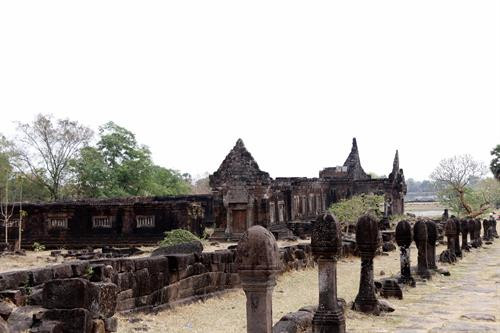 Qua cổng, du khách theo con đường rộng đến chân núi thẳng tắp những hàng trụ đá hình Linga. Ảnh: Phạm Kiên - Phóng viên TTXVN tại Lào Một trong hai khu đền chính còn sót lại trong khu di tích. Ảnh: Phạm Kiên - Phóng viên TTXVN tại Lào Một góc của trong hai khu đền chính còn sót lại trong khu di tích. Ảnh: Phạm Kiên - Phóng viên TTXVN tại Lào Một trong hai khu đền chính còn sót lại trong khu di tích. Ảnh: Phạm Kiên - Phóng viên TTXVN tại Lào Một góc của trong hai khu đền chính còn sót lại trong khu di tích. Ảnh: Phạm Kiên - Phóng viên TTXVN tại Lào Qua cổng, du khách theo con đường rộng đến chân núi thẳng tắp những hàng trụ đá hình Linga. Ảnh: Phạm Kiên - Phóng viên TTXVN tại Lào Một trong hai khu đền chính còn sót lại trong khu di tích. Ảnh: Phạm Kiên - Phóng viên TTXVN tại Lào Một góc của trong hai khu đền chính còn sót lại trong khu di tích. Ảnh: Phạm Kiên - Phóng viên TTXVN tại Lào Một trong hai khu đền chính còn sót lại trong khu di tích. Ảnh: Phạm Kiên - Phóng viên TTXVN tại Lào Một góc của trong hai khu đền chính còn sót lại trong khu di tích. Ảnh: Phạm Kiên - Phóng viên TTXVN tại Lào