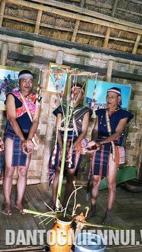 Các thầy cúng thực hiện nghi lễ trong nhà rông. Ảnh: Hoàng Hải