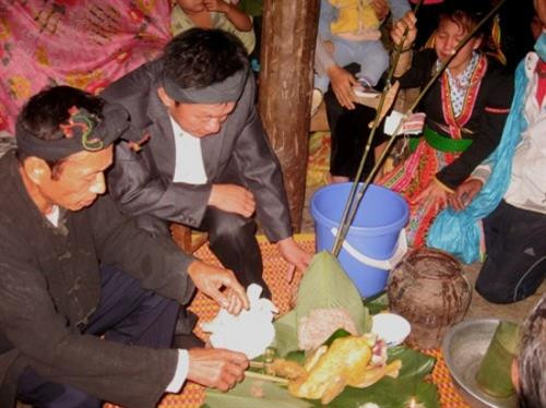 Mọi người vui vẻ ăn cỗ cưới. Ảnh: nguồn Internet Mọi người vui vẻ ăn cỗ cưới. Ảnh: nguồn Internet