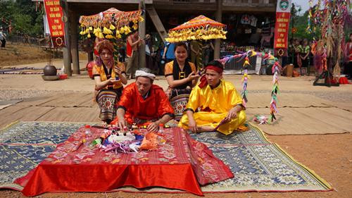 Thầy mo chủ bắt đầu làm lễ. Ảnh: Nam Sương