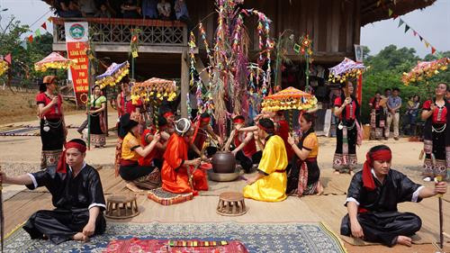 Thầy mo uống rượu cần cùng các con nuôi. Ảnh: Nam Sương