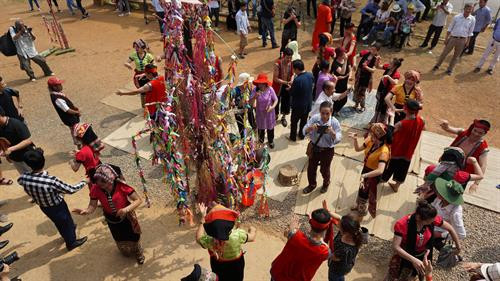 Sau Lễ hội, đồng bào cùng du khách cùng tham gia sinh hoạt văn nghệ trong tiếng chiêng, tiếng trống rộn ràng. Ảnh: Hoàng Tâm