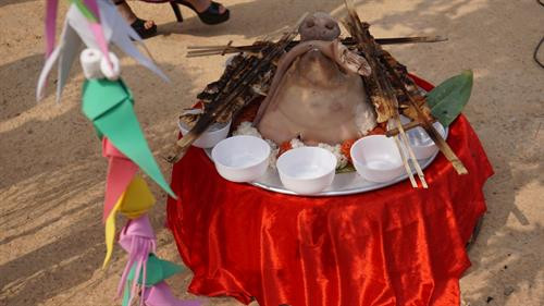 Các lễ vật được chuẩn bị cho Lễ Xăng Khan. Ảnh: Hoàng Tâm