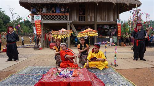 Thầy mo làm phép để thần linh nhập và thực hiện các nghi lễ của Lễ hội. Ảnh: Hoàng Tâm