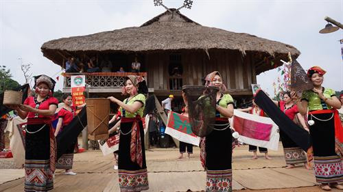 Trước khi vào lễ là một số màn biểu diễn mô tả lại cuộc sống thường ngày của bà con đồng bào Thái. Ảnh: Nam Sương