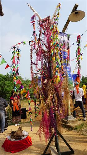 Cây nêu được trang trí nhiều màu sắc được coi là vật linh thiêng nhất của lễ hội. Ảnh: Hoàng Tâm Cây nêu được trang trí nhiều màu sắc được coi là vật linh thiêng nhất của lễ hội. Ảnh: Hoàng Tâm