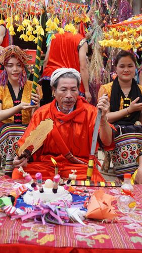 Thầy mo tạ ơn thần linh và cầu xin cho bản Mường một cuộc sống âm no, hạnh phúc. Ảnh: Nam Sương Thầy mo tạ ơn thần linh và cầu xin cho bản Mường một cuộc sống âm no, hạnh phúc. Ảnh: Nam Sương