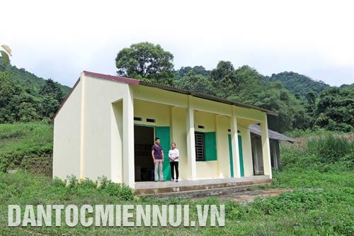 Chị Đinh Thị Sinh vận động đồng bào góp tiền, góp sức xây dựng 2 cây cầu dân sinh, 400 m kênh mương nội đồng.... Ảnh: Vũ Hoàng Giang Nhà họp thôn do chị Đinh Thị Sinh vận động người dân hiến 400 m2 đất và đóng góp 40 triệu đồng để xây dựng. Ảnh: Vũ Hoàng Giang