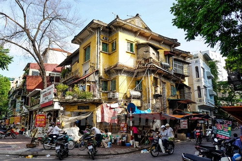 Biệt thự số 65 Nguyễn Thái Học đang bị biến dạng do sự cải tạo, cơi nới của người dân. (Ảnh: Minh Sơn/Vietnam+)