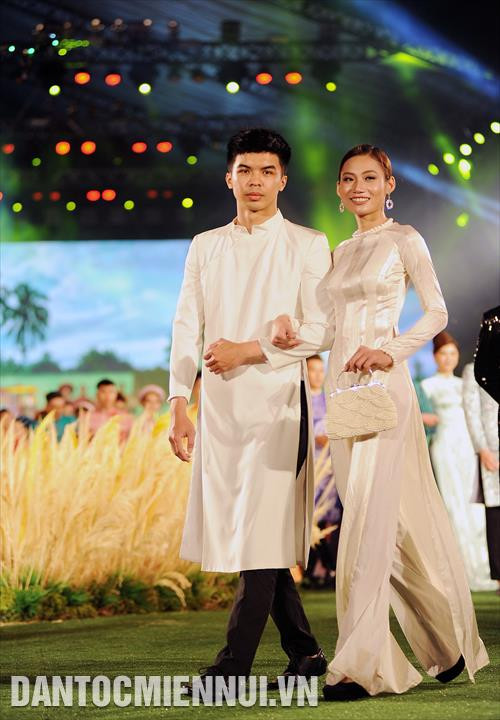 Đông đảo các nghệ sỹ cùng trình diễn các bộ sưu tập Áo dài với các màu sắc và họa tiết độc đáo