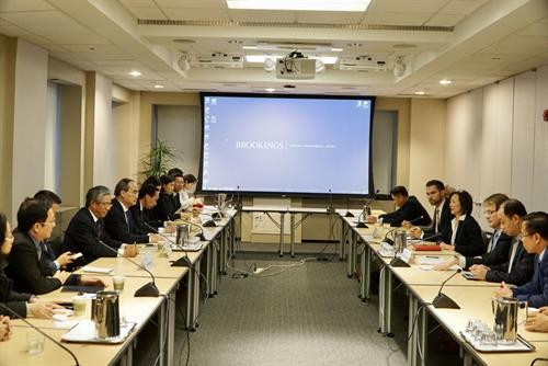 Đoàn đại biểu cấp cao Thành phố Hồ Chí Minh trao đổi với các học giả, nhà nghiên cứu thuộc chương trình các thành phố toàn cầu của Viện Brookings. Ảnh: Hoàng Anh Tuấn Đoàn đại biểu cấp cao Thành phố Hồ Chí Minh trao đổi với các học giả, nhà nghiên cứu thuộc chương trình các thành phố toàn cầu của Viện Brookings. Ảnh: Hoàng Anh Tuấn