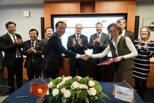 Ông Nguyễn Thiện Nhân, Uỷ viên Bộ Chính trị, Bí thư Thành uỷ Thành phố Hồ Chí Minh chứng kiến lễ ký kết MOU giữa UBND Thành phố Hồ Chí Minh và IFC. Ảnh: Hoàng Anh Tuấn Ông Nguyễn Thiện Nhân, Uỷ viên Bộ Chính trị, Bí thư Thành uỷ Thành phố Hồ Chí Minh chứng kiến lễ ký kết MOU giữa UBND Thành phố Hồ Chí Minh và IFC. Ảnh: Hoàng Anh Tuấn