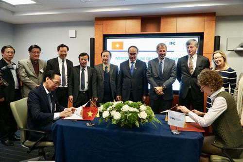 Ông Nguyễn Thiện Nhân, Uỷ viên Bộ Chính trị, Bí thư Thành uỷ Thành phố Hồ Chí Minh chứng kiến lễ ký kết MOU giữa UBND Thành phố Hồ Chí Minh và IFC. Ảnh: Hoàng Anh Tuấn Ông Nguyễn Thiện Nhân, Uỷ viên Bộ Chính trị, Bí thư Thành uỷ Thành phố Hồ Chí Minh chứng kiến lễ ký kết MOU giữa UBND Thành phố Hồ Chí Minh và IFC. Ảnh: Hoàng Anh Tuấn