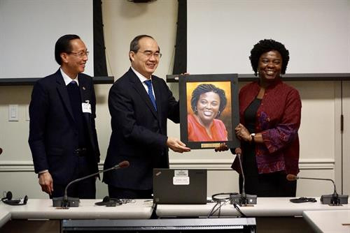 Uỷ viên Bộ Chính trị, Bí thư Thành uỷ Thành phố Hồ Chí Minh Nguyễn Thiện Nhân tặng quà cho bà Victoria Kwakwa, Phó Chủ tịch Ngân hàng Thế giới phụ trách khu vực Đông Á và Thái Bình Dương. Ảnh: Hoàng Anh Tuấn Uỷ viên Bộ Chính trị, Bí thư Thành uỷ Thành phố Hồ Chí Minh Nguyễn Thiện Nhân tặng quà cho bà Victoria Kwakwa, Phó Chủ tịch Ngân hàng Thế giới phụ trách khu vực Đông Á và Thái Bình Dương. Ảnh: Hoàng Anh Tuấn