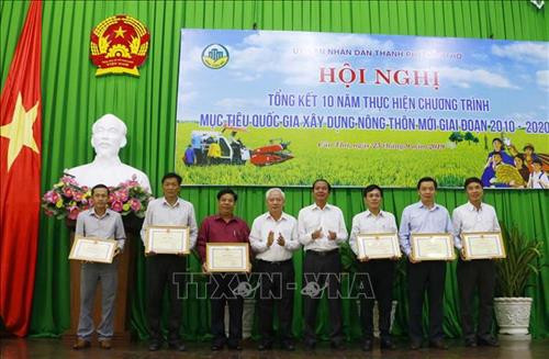 Đại diện các tập thể có thành tích xuất sắc nhận Bằng khen của Chủ tịch UBND thành phố Cần Thơ. Ảnh: Thanh Liêm - TTXVN Đại diện các tập thể có thành tích xuất sắc nhận Bằng khen của Chủ tịch UBND thành phố Cần Thơ. Ảnh: Thanh Liêm - TTXVN