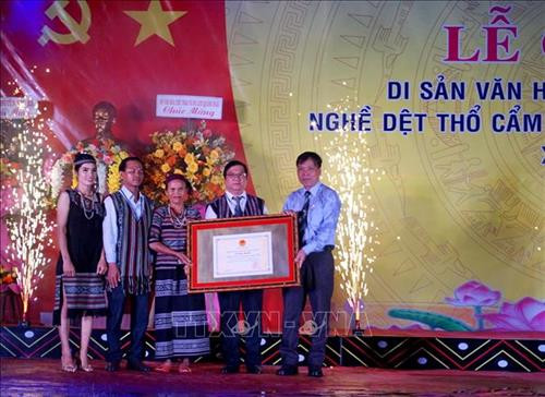 Ông Nguyễn Minh Trí, Giám đốc Sở Văn hóa, Thể thao và Du lịch Quảng Ngãi trao chứng nhận của Bộ trưởng Bộ Văn hóa, Thể thao và Du lịch công nhận nghề dệt thổ cẩm truyền thống của người H’rê xã Ba Thành, huyện Ba Tơ là Di sản văn hóa phi vật thể Quốc gia cho Đảng bộ, chính quyền và nhân dân huyện Ba Tơ. Ảnh: Phước Ngọc - TTXVN