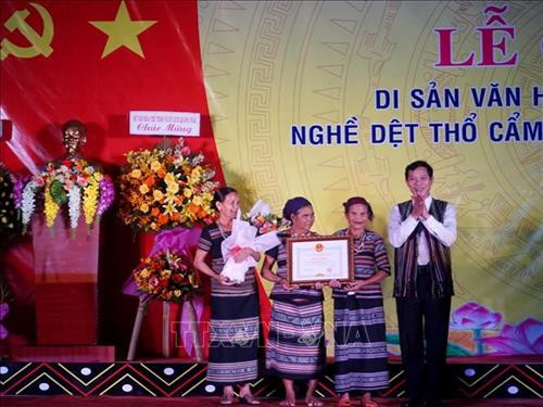 Bí thư Huyện ủy Ba Tơ Võ Thanh An trao Bằng khen của Chủ tịch UBND tỉnh Quảng Ngãi cho các nghệ nhân xã Ba Thành có đóng góp lớn đối với nghề dệt thổ cẩm. Ảnh: Phước Ngọc - TTXVN